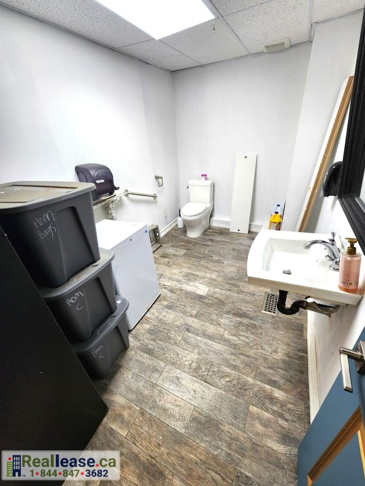 Commercial unit - store for lease in Shelburne 20